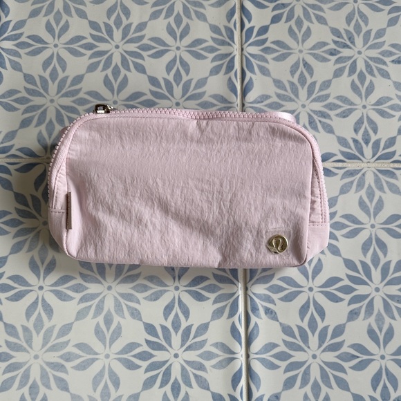 Lululemon Everywhere Belt Bag 1L Blissful Pink - Picture 4 of 5